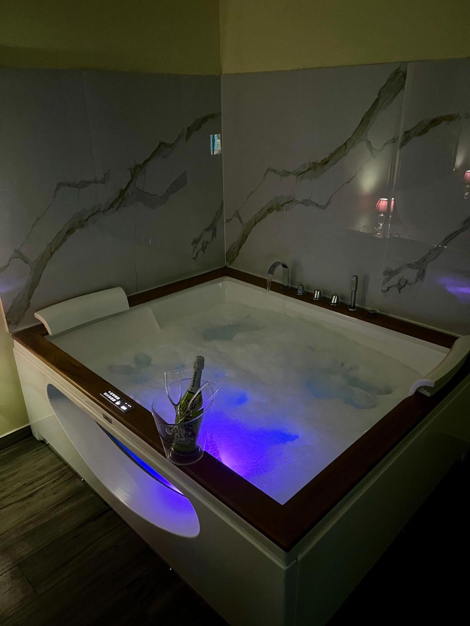 カターニア ドゥーカ ディ ウゼダ ラグジュアリー ＆ スタイル Bed & Breakfast エクステリア 写真